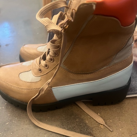 CHASE AND Chloe boots 🥾 size 7 women’s. Tan, blue and orange with black heel - Picture 3 of 7